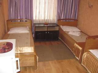 Отель Hotel Almaz Полтава Трехместный номер с общей ванной комнатой-1