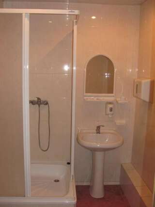 Отель Hotel Almaz Полтава Трехместный номер с общей ванной комнатой-4